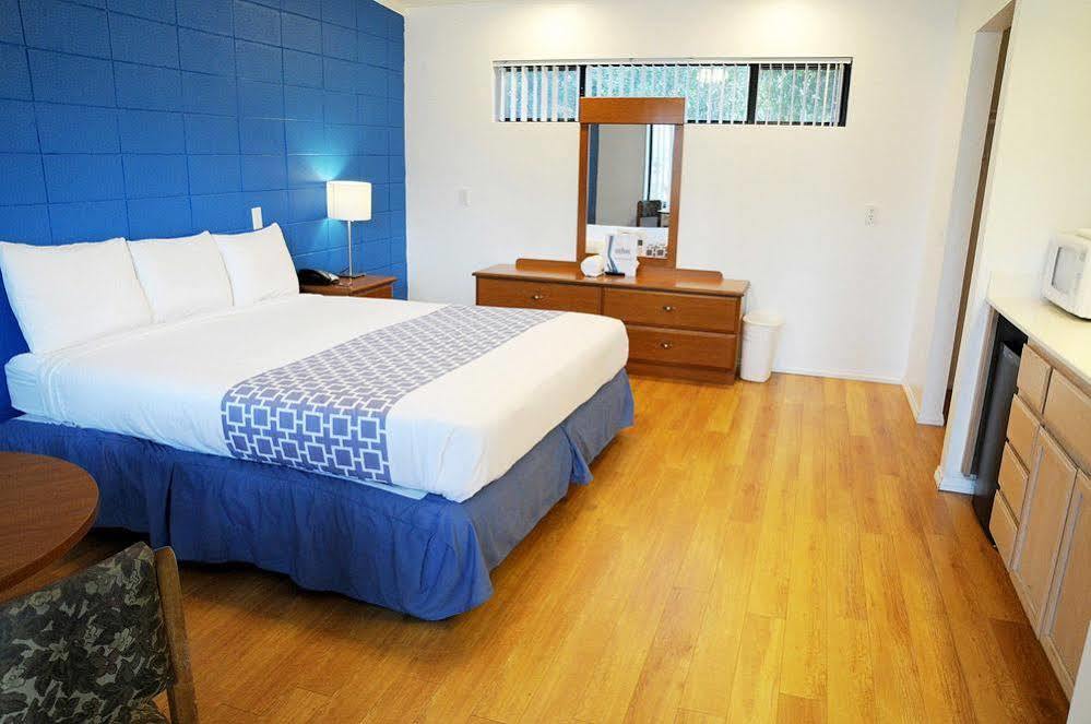 Ccbc Resort Hotel - A Gay Men'S Resort Cathedral City Εξωτερικό φωτογραφία